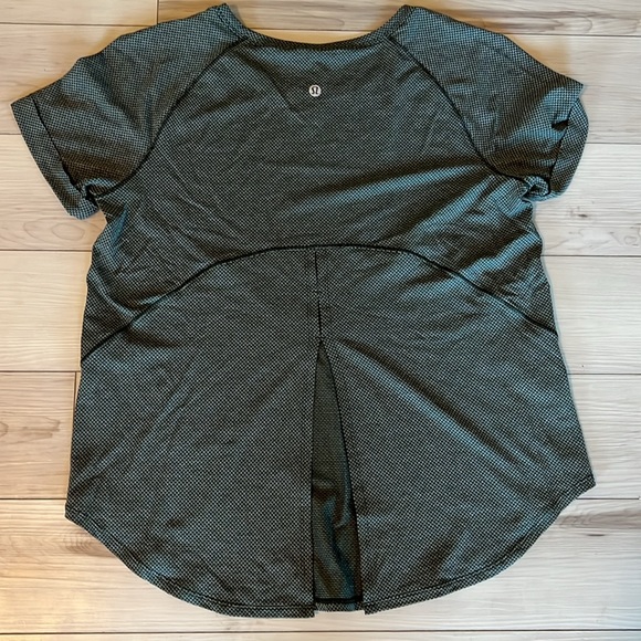 LULULEMON Athletica - Dark Green Women’s T Shirt/ open back bottom half hem (6) - Picture 4 of 7